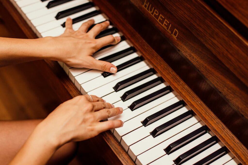 Os benefícios de aprender a tocar um instrumento musical